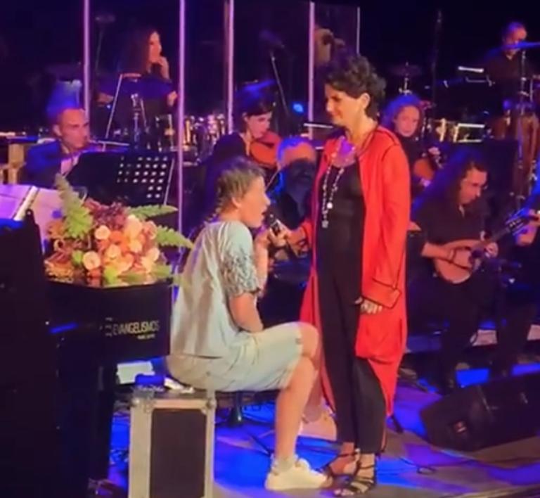 Ποιος δεν θα κλάψει με αυτή τη σκηνή! "Λύγισε" η Πρωτοψάλτη! ΒΙΝΤΕΟ