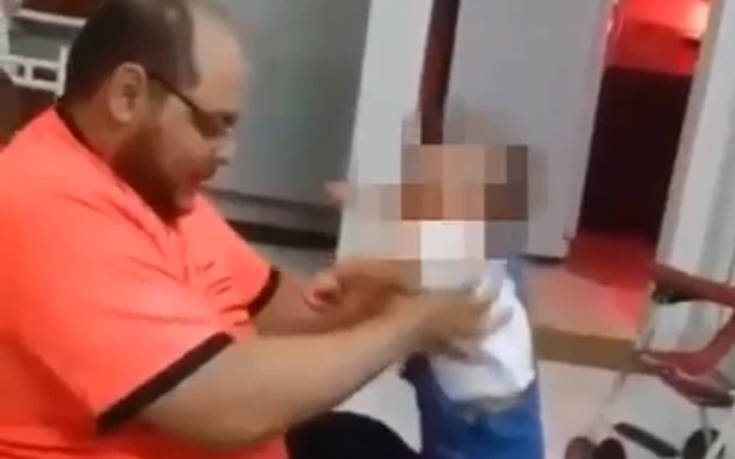 Πατέρας χτυπά τη μικρή κόρη του για να της μάθει να περπατάει - ΣΚΛΗΡΕΣ ΕΙΚΟΝΕΣ - ΒΙΝΤΕΟ