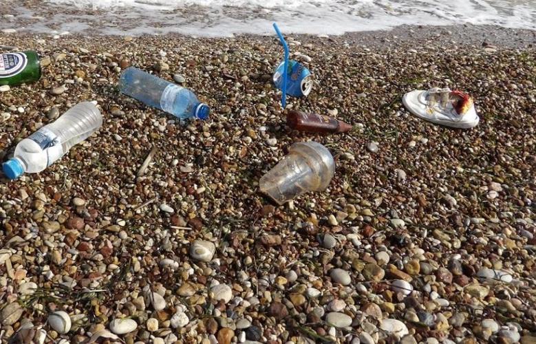 Σοκαριστικά στοιχεία του ΣΠΟΑΚ - Γεμάτες πλαστικά και γυαλιά οι παραλίες μας - Δείτε τα ποσοστά και τα σημεία