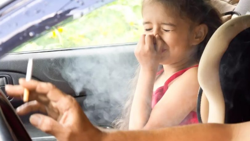 Αντικαπνιστικός νόμος: Καπνίζεις στο αυτοκίνητο παρουσία ανηλίκου; Πρόστιμο και αφαίρεση άδειας!