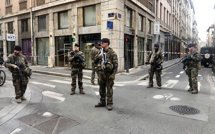 ΕΚΤΑΚΤΟ: Συναγερμός στη Γαλλία: Άντρας έχει ταμπουρωθεί σε μουσείο