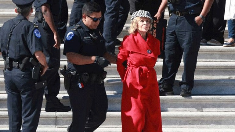 Jane Fonda: Συνελήφθη η διάσημη ηθοποιός για τη διαμαρτυρία της για την κλιματική αλλαγή