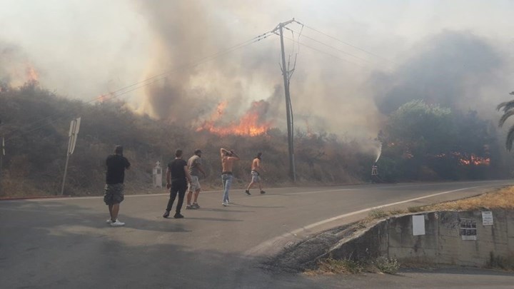Φωτιά στο Ρέθυμνο - Κοντά σε σπίτια οι φλόγες