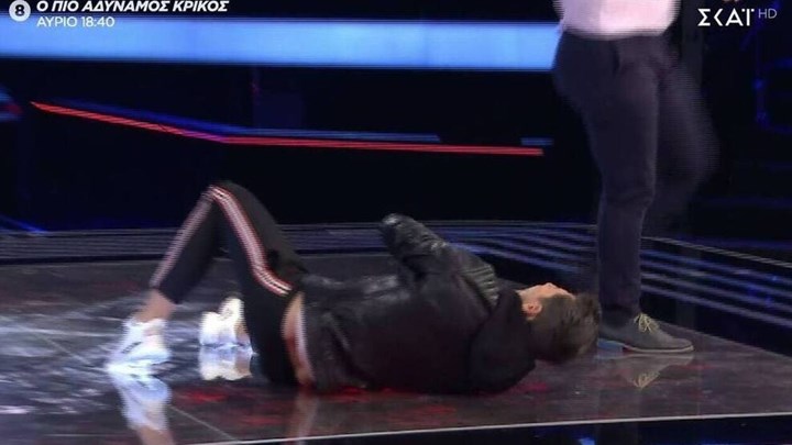 "Έπεσαν" μπουνιές στο Voice - Στη σκηνή σωριάστηκε ο Ρουβάς - ΒΙΝΤΕΟ