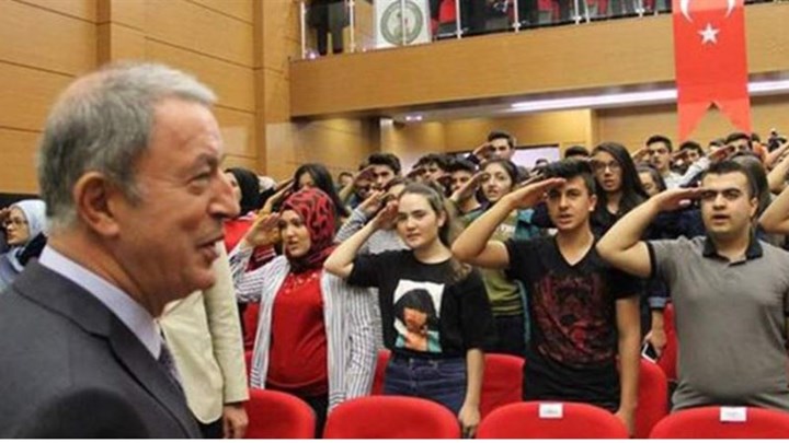 Μαθητές υποδέχθηκαν με στρατιωτικό χαιρετισμό τον Ακάρ