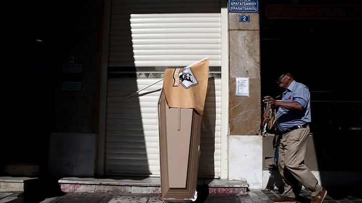 Εργαζόμενοι της ΠΟΕ -ΟΤΑ τοποθέτησαν φέρετρο έξω από το υπουργείο Εσωτερικών