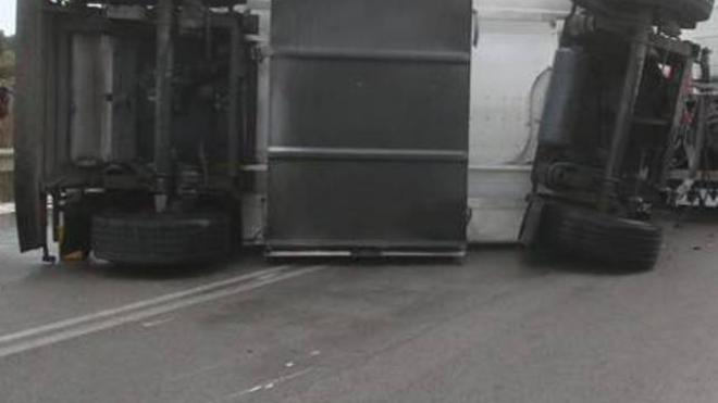 Ανατροπή φορτηγού στην Αθηνών-Κορίνθου - Άγιο είχαν οδηγός και συνοδηγός - ΒΙΝΤΕΟ και ΦΩΤΟ