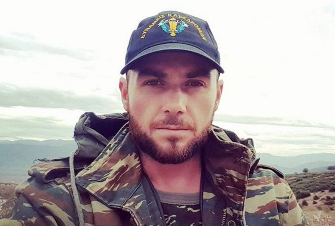 Ένταση στους Βουλιαράτες - Αστυνομικοί άρπαξαν πανό από τους γονείς του Κατσίφα - ΦΩΤΟ