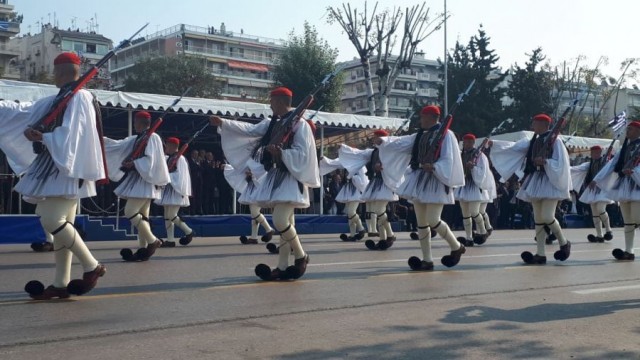ΒΙΝΤΕΟ η στιγμή που εύζωνας γλιστρά και πέφτει στη στρατιωτική παρέλαση