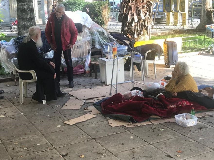 Ιερώνυμος σε άστεγο ζευγάρι ηλικιωμένων: Βρείτε σπίτι και αναλαμβάνω τα έξοδα