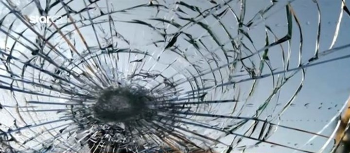 Άγιο είχε οικογένεια - Αδέσποτη σφαίρα καρφώθηκε στο παρμπρίζ του ΙΧ