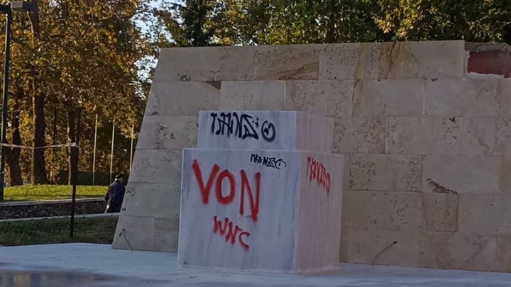 Βανδάλισαν το υπό κατασκευή άγαλμα του Κωνσταντίνου Καραμανλή