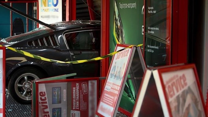 "Μπούκαραν" με αυτοκίνητο σε κατάστημα