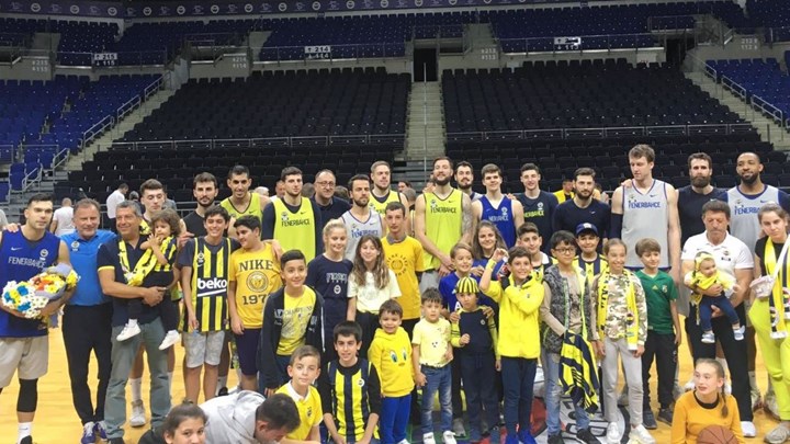 Ανθοδέσμες και στήριξη στο Σλούκα από οπαδούς της Φενέρμπαχτσε