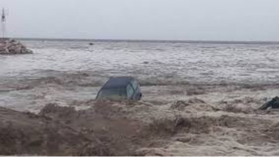 Χαλκιδική: Ταξί παρασύρθηκε στη θάλασσα από την κακοκαιρία