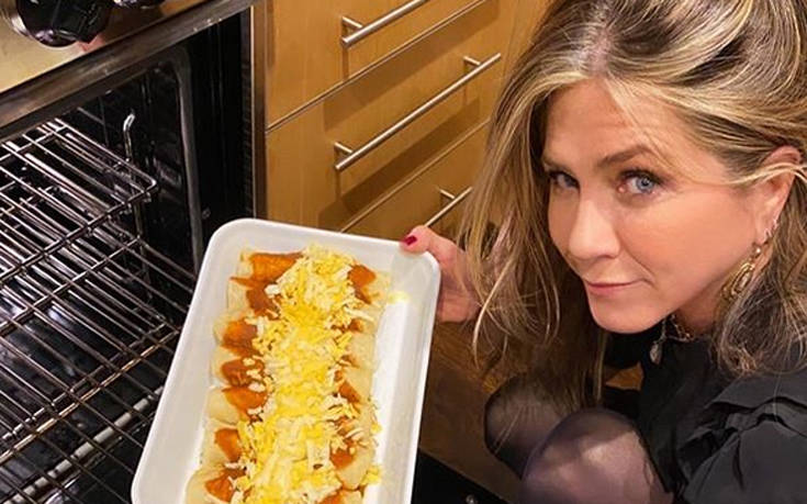 Η Τζένιφερ Άνιστον στην κουζίνα – Για ποιον μαγείρεψε