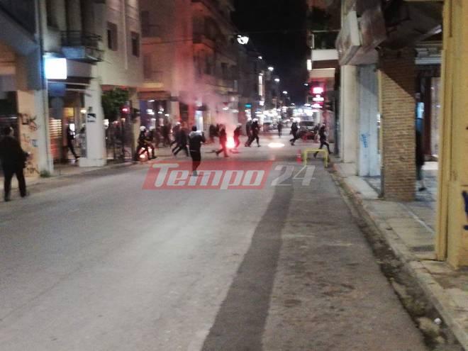 Πάτρα: Η στιγμή της επίθεσης με μολότοφ σε Αστυνομικούς - ΒΙΝΤΕΟ