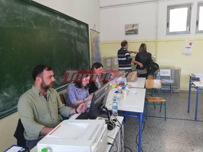 ΕΚΛΟΓΕΣ στο ΤΕΕ: Στις κάλπες οι μηχανικοί - Παρέες, αγωνία, χαμόγελα, πηγαδάκια - ΦΩΤΟΓΡΑΦΙΕΣ