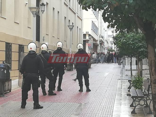 Εικόνες που κόβουν την ανάσα: Τούρκοι προσπαθούν να εμβολίσουν ελληνικό αλιευτικό