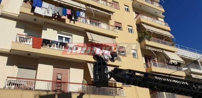 Πάτρα: Επιχείρηση Πυροσβεστικής και Αστυνομίας για την διάσωση ηλικιωμένης ΦΩΤΟ ΒΙΝΤΕΟ