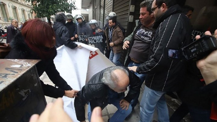 Ένταση σε κινητοποίηση κατά των πλειστηριασμών - Τραυματίστηκε συνταξιούχος - ΒΙΝΤΕΟ - ΦΩΤΟ