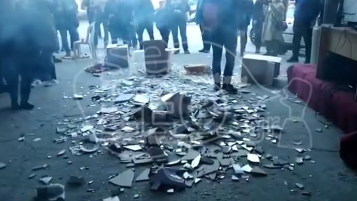 Έσπασαν 10.000 πλακάκια και πέντε λεκάνες τουαλέτας σε γλέντι - ΒΙΝΤΕΟ