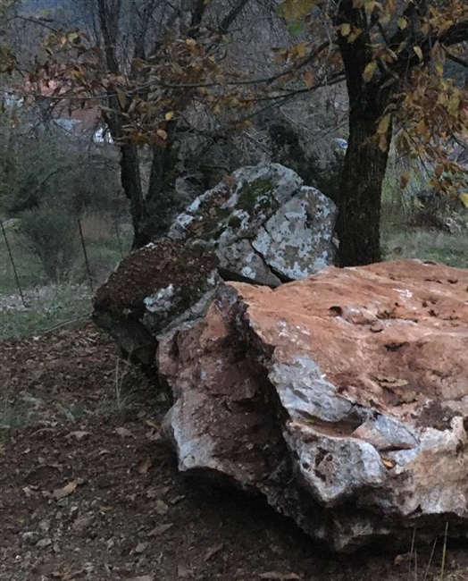 Αχαΐα: Αποκόλληση βράχου στο Λειβάρτζι - Σταμάτησε λίγο πριν τα σπίτια - ΦΩΤΟ