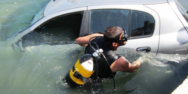 Πήγε να αποφύγει ζώο και έπεσε με το ΙΧ στην θάλασσα!