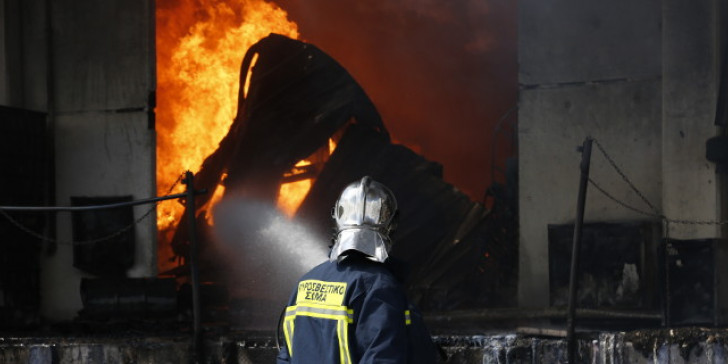 Φωτιά σε εργοστάσιο ανακύκλωσης στην ΒΙ.ΠΕ - Έδωσαν μάχη με τις φλόγες οι Πυροσβέστες
