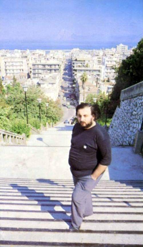 Ο Θάνος Μικρούτσικος στις σκάλες της Αγίου Νικολάου το 1986! H Πάτρα αποκτά Διεθνές Φεστιβάλ όπως το εμπνεύστηκε ο μεγάλος Έλληνας δημιουργός - ΦΩΤΟ