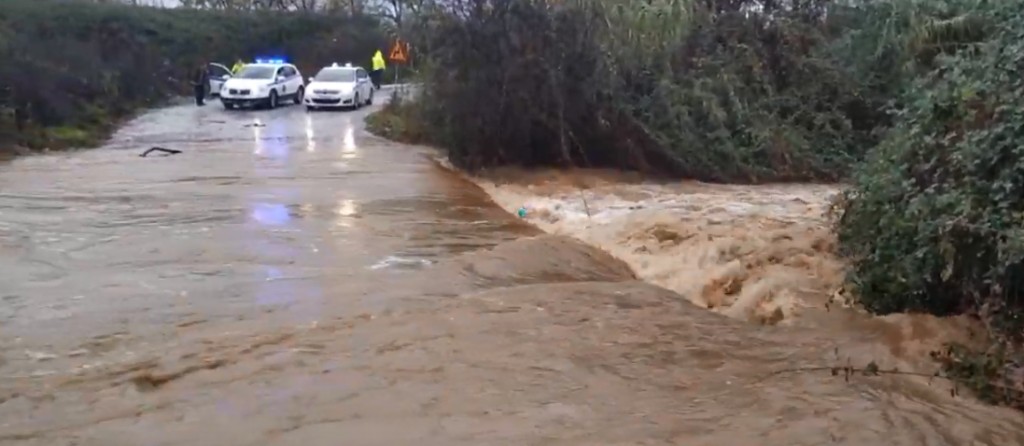 Ο οδηγός που παρασύρθηκε από τον χείμαρρο περιγράφει πώς σώθηκε