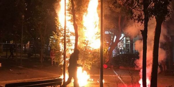 Έκαψαν και το δεύτερο χριστουγεννιάτικο δένδρο στα Εξάρχεια ΒΙΝΤΕΟ