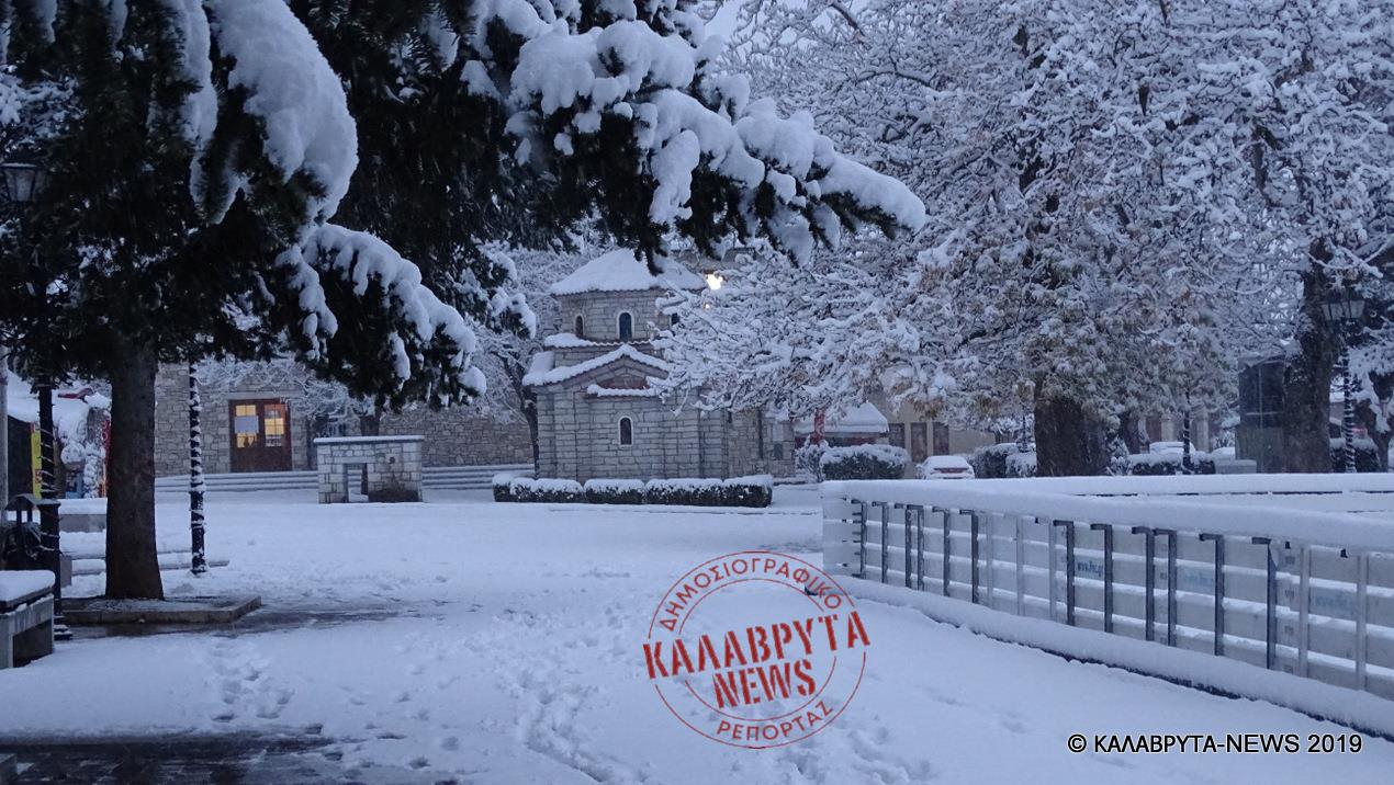 Χιονίζει και μέσα στα Καλάβρυτα - Όμορφες "λευκές" εικόνες από την ορεινή πόλη - ΦΩΤΟ