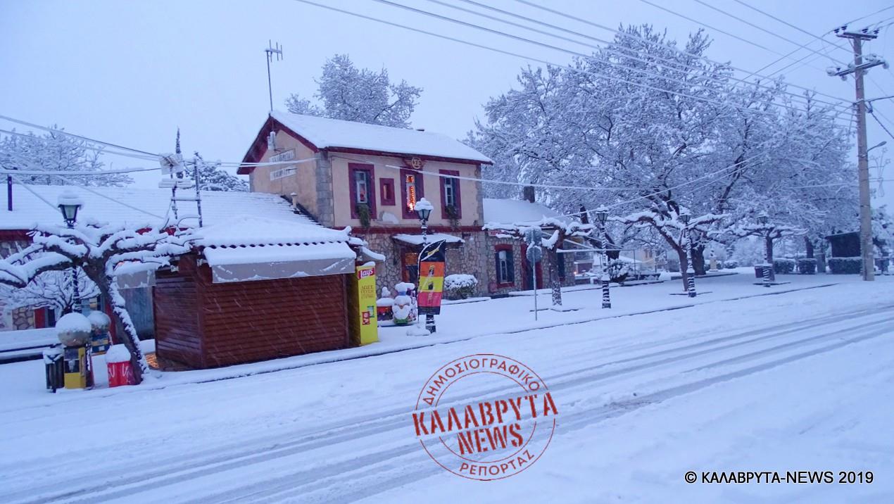 Χιονίζει και μέσα στα Καλάβρυτα - Όμορφες "λευκές" εικόνες από την ορεινή πόλη - ΦΩΤΟ