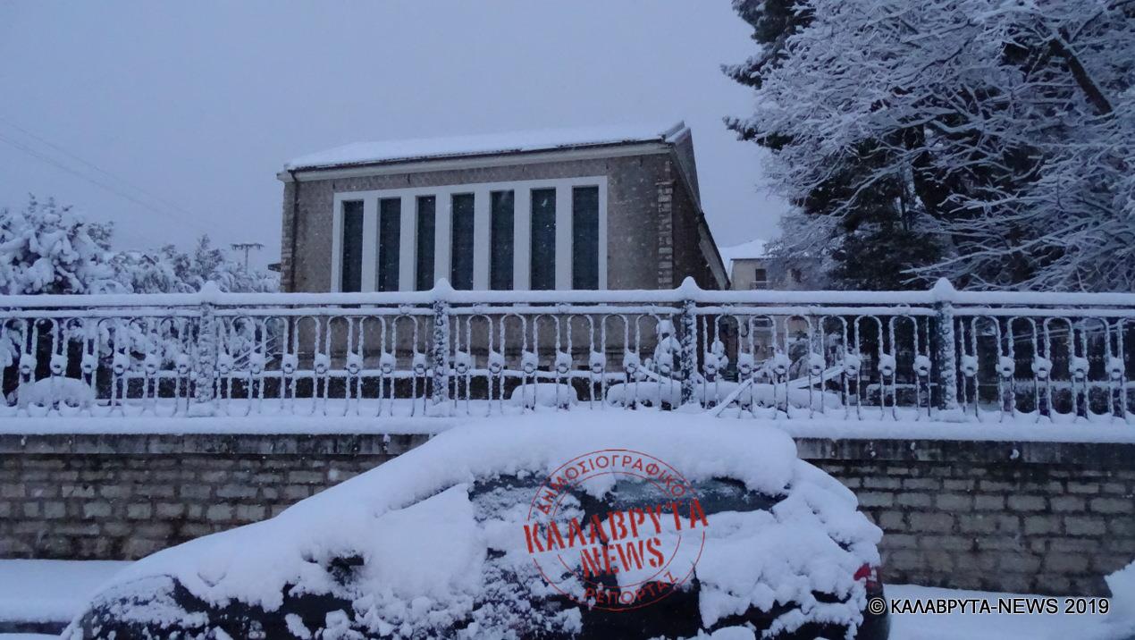 Χιονίζει και μέσα στα Καλάβρυτα - Όμορφες "λευκές" εικόνες από την ορεινή πόλη - ΦΩΤΟ