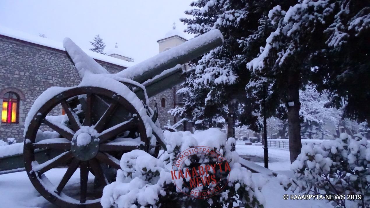 Χιονίζει και μέσα στα Καλάβρυτα - Όμορφες "λευκές" εικόνες από την ορεινή πόλη - ΦΩΤΟ