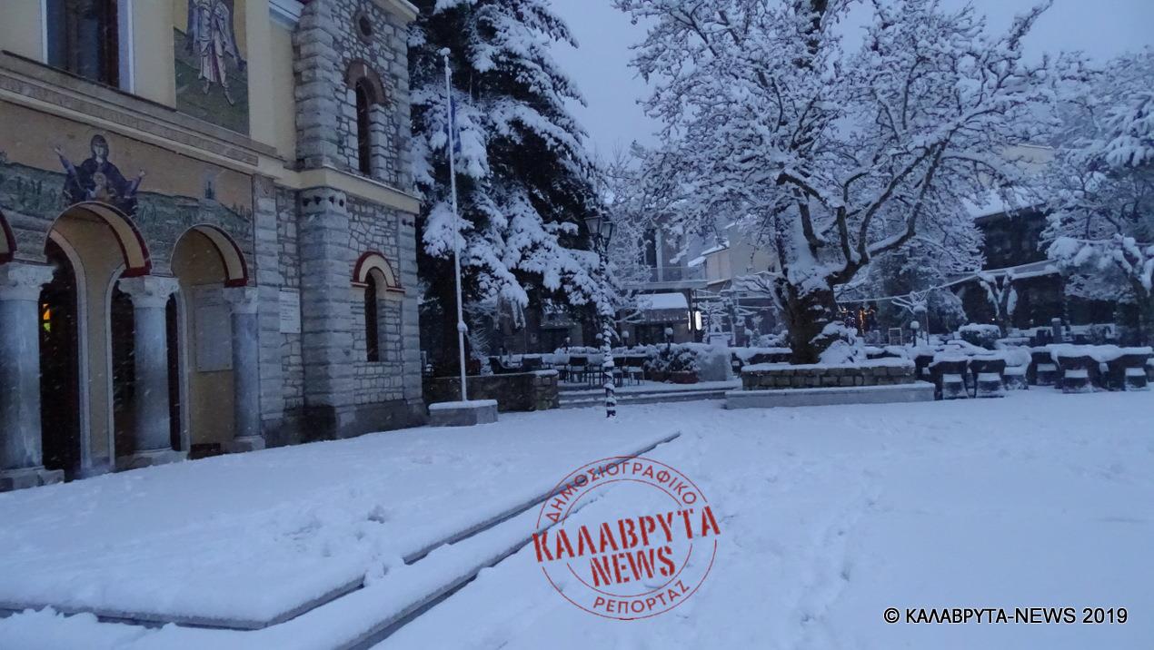 Χιονίζει και μέσα στα Καλάβρυτα - Όμορφες "λευκές" εικόνες από την ορεινή πόλη - ΦΩΤΟ