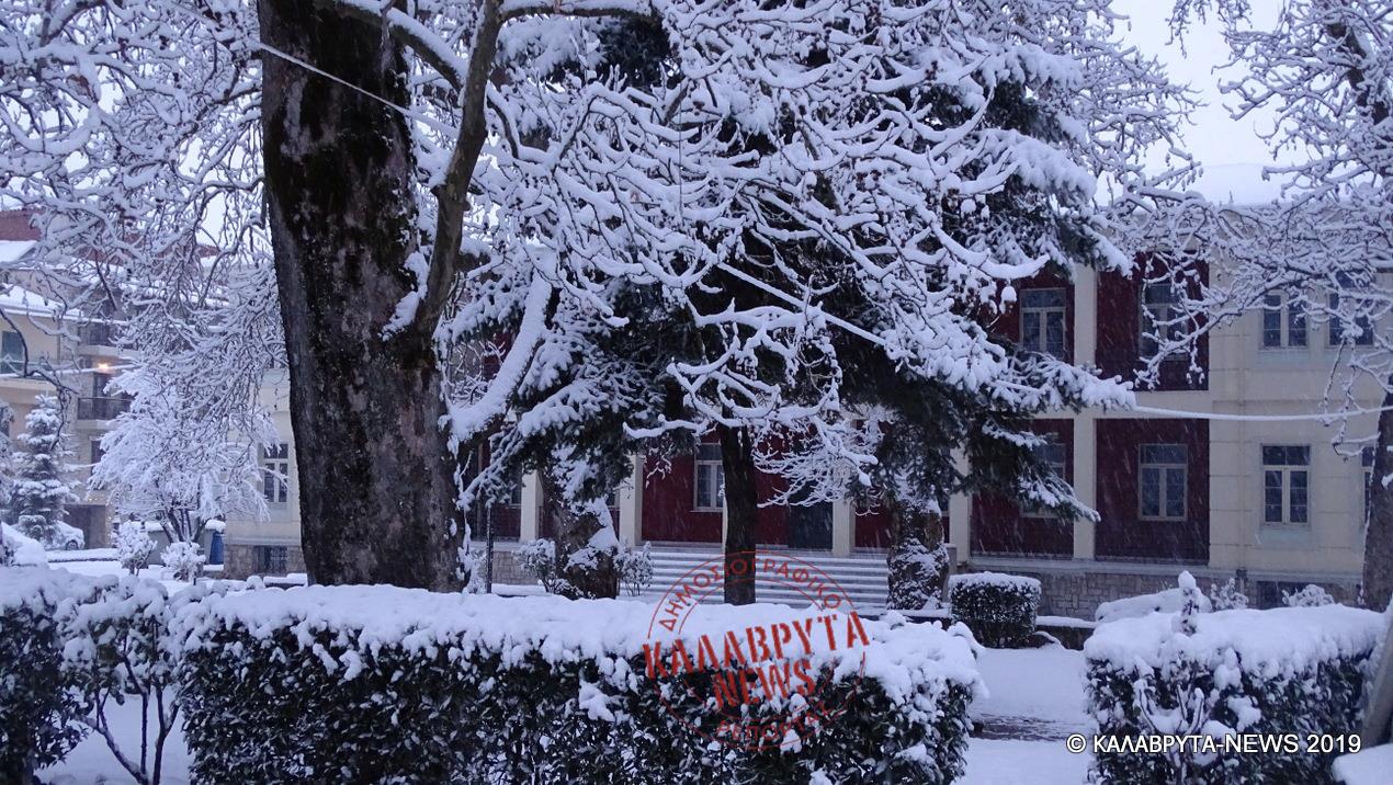 Χιονίζει και μέσα στα Καλάβρυτα - Όμορφες "λευκές" εικόνες από την ορεινή πόλη - ΦΩΤΟ