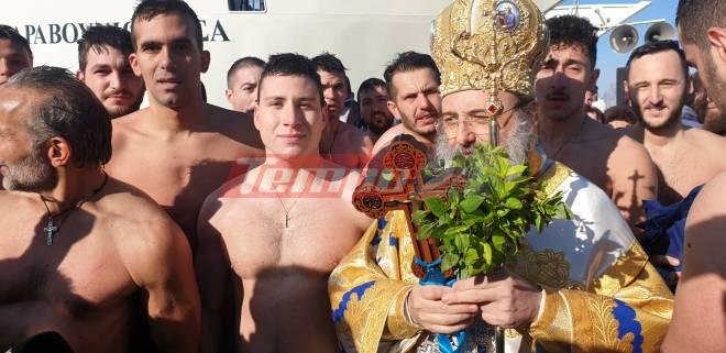 Πάτρα: Ποιος είναι ο 19χρονος που έπιασε τον Σταυρό - ΦΩΤΟ - ΒΙΝΤΕΟ