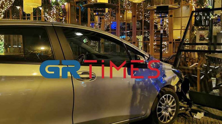 Θεσσαλονίκη: Τρελή πορεία από ΙΧ που «σφηνώθηκε» σε καφετέρια