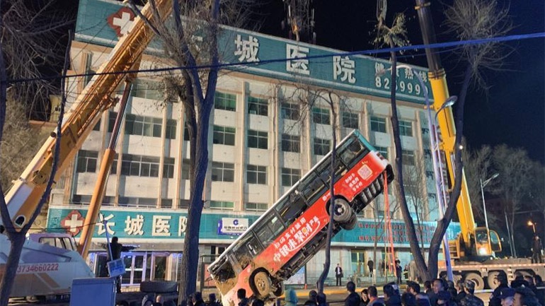 Σοκ στην Κίνα: Γιγαντιαία τρύπα «κατάπιε» τουλάχιστον 16 ανθρώπους σε μεγαλούπολη