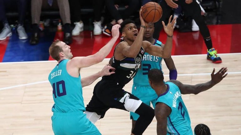 O Αντετοκούνμπο μάγεψε στο Παρίσι, με 116-103 νίκησαν οι Μπακς τους Χόρνετς