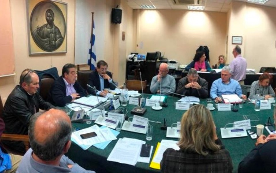 Πάτρα: Εκατέρωθεν βολές για τις συνεδριάσεις του Δημοτικού Συμβουλίου με τα πολλά ...γαλλικά!