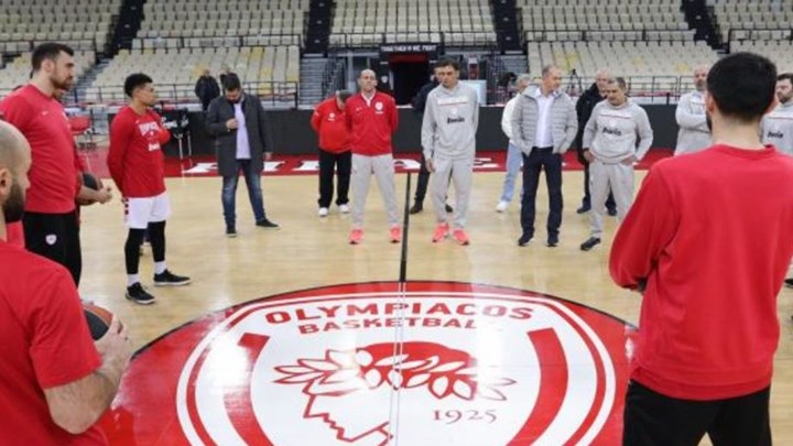 Ολυμπιακός: Τι είπαν στους παίκτες οι Αγγελόπουλοι στην πρώτη του Μπαρτζώκα - ΒΙΝΤΕΟ
