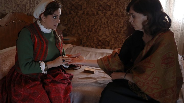 Άγριες Μέλισσες: Η πλεκτάνη της χαρτορίχτρας στη Ελένη - Θα την σώσει ο Κυπραίος;