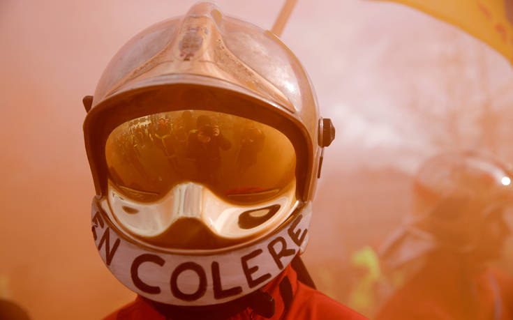 Συγκρούσεις Αστυνομικών - Πυροσβεστών στο Παρίσι - Δακρυγόνα κατά των διαδηλωτών