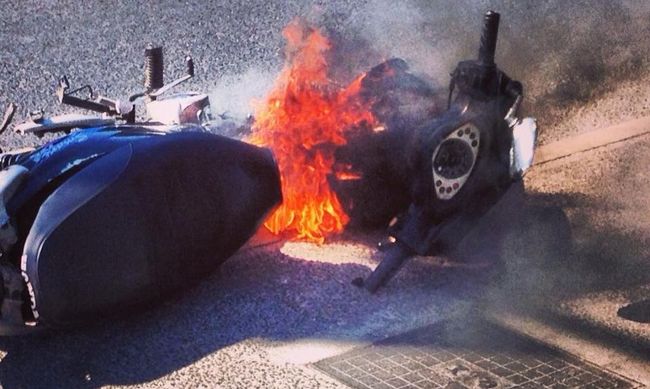 Αστακός: Έβαλε φωτιά σε δίκυκλα