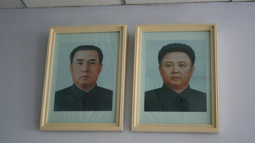 Βόρεια Κορέα: Έσωσε από πυρκαγιά τα παιδιά της, αντί για τα... πορτρέτα των Κιμ - Τώρα κινδυνεύει με φυλακή!