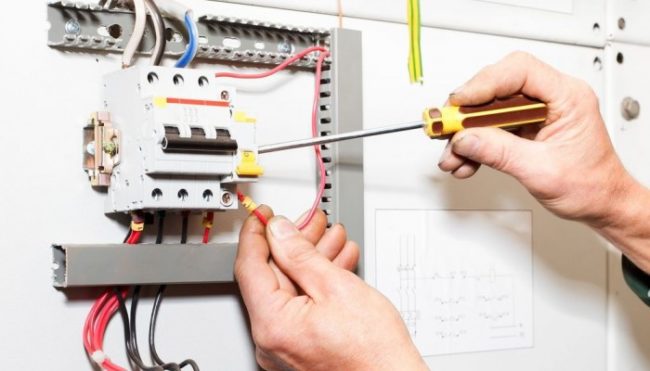 Πάτρα: Χειροπέδες σε 47χρονη για ρευματοκλοπή!