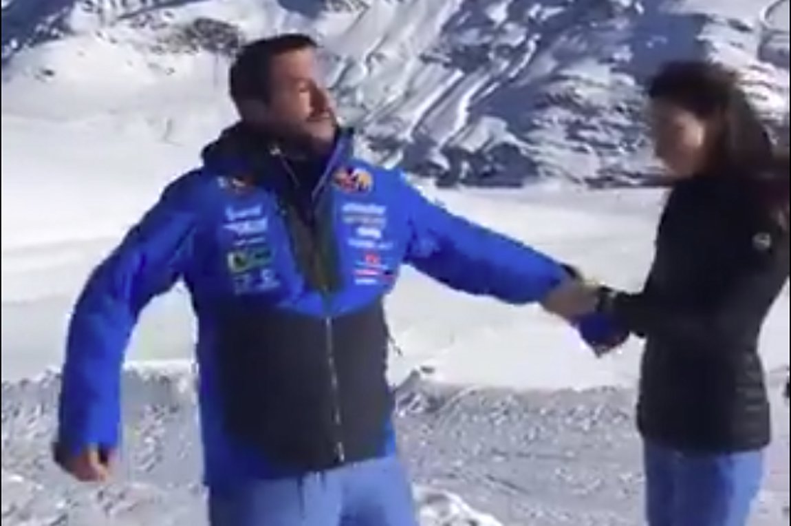 Σάλος στην Ιταλία: Βίντεο του Σαλβίνι παρωδεί το επεισόδιο του Πάπα με πιστή